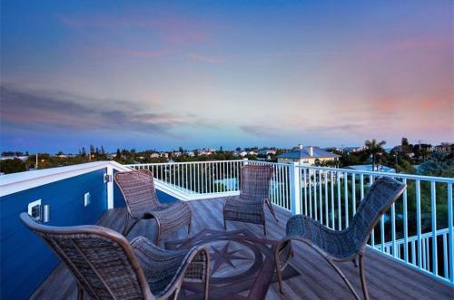 Steps to beach STUNNING Custom Home Outdoor Bar Heated Pool & Spa 6 Flat screen TVs Free WiFi - image 4