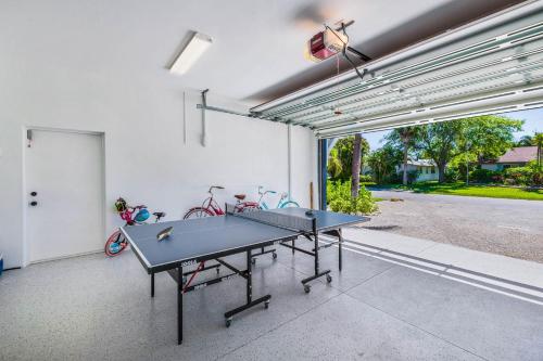 Steps to beach STUNNING Custom Home Outdoor Bar Heated Pool & Spa 6 Flat screen TVs Free WiFi - image 8
