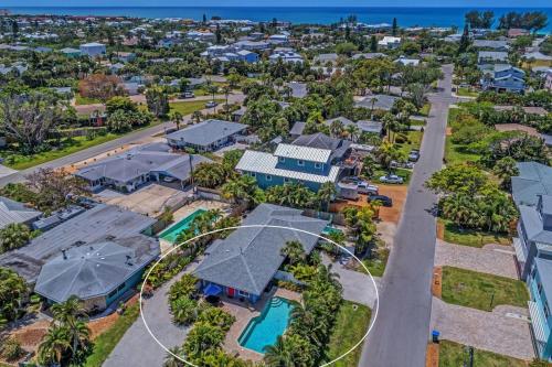 2 bed 2 bath heated pool Sleeps 6! Sunny yard close to beach bikes beach gear free Wi-Fi - image 5