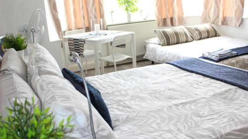 Large And Bright Studio Flat, Cricklewood, London