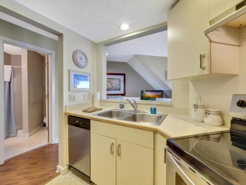 304 North Shore Inn - image 6