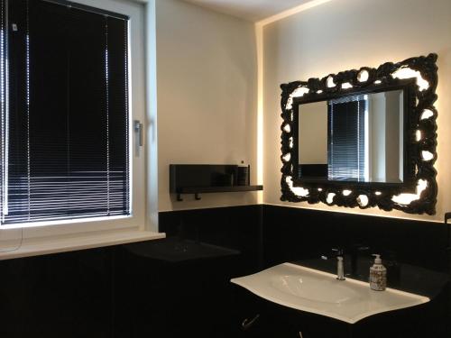 Superior Double Room with Lake View image 1