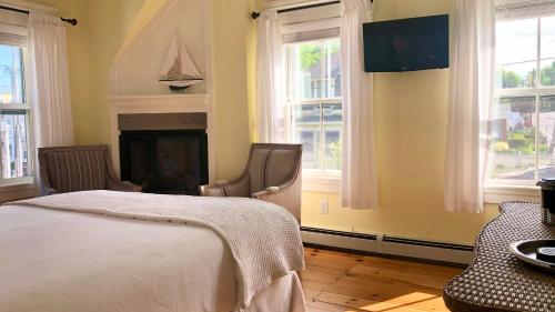 Queen Suite with Spa Bath