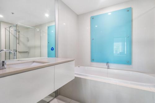 Unit with Ocean Views, Spa Bath, Balcony and Pool