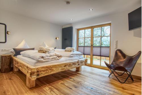 1 queen bed, 1 sofa bed
