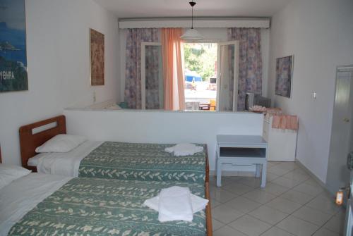 1 double bed, 1 twin bed