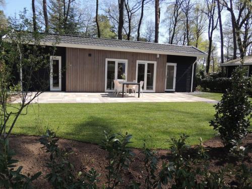 B&B Hoenderloo - Cozy chalet with spacious garden in a holiday park near nature reserve - Bed and Breakfast Hoenderloo