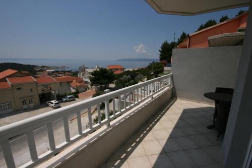 Apartments with a parking space Makarska - 6641 