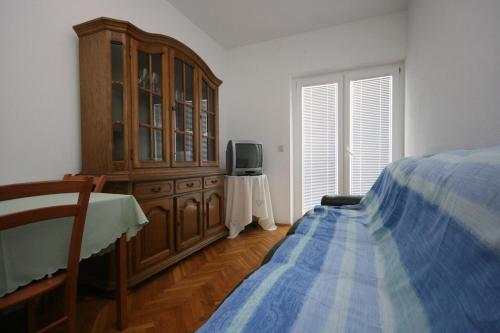 Three-Bedroom Apartment with Terrace and Sea View room in Apartments with a parking space Makarska - 6641