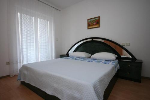Three-Bedroom Apartment with Terrace and Sea View image 2