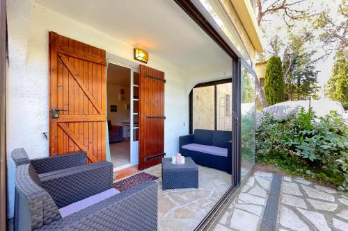 Flat with VERANDA on the ground floor of a house