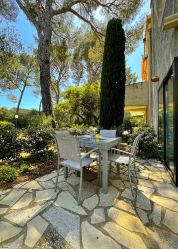 Flat with VERANDA on the ground floor of a house