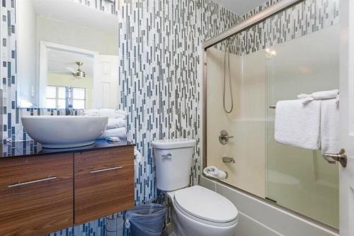 Coastal Calm by Meyer Vacation Rentals - main image