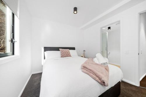 2 Bed 2 Bathroom Brand New Paradise 8 mins to CBD