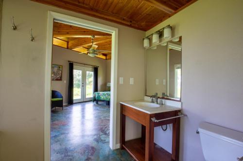 Fürdőszoba, Kalani Oceanside Retreat in Kehena (HI)