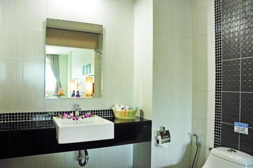 room detail thumbnail 2