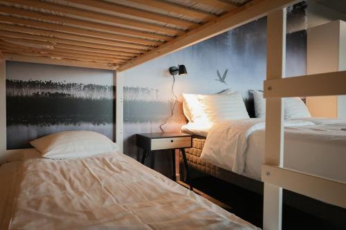 4 twin beds, 1 bunk bed