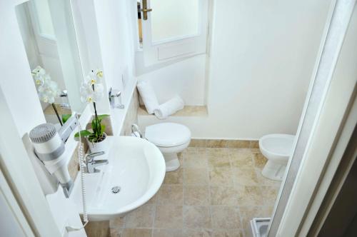 Double or Twin Room image 2