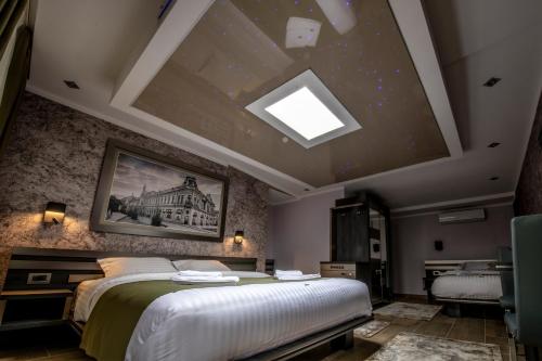 1 king bed, 1 twin bed