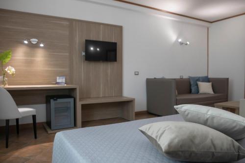 1 queen bed, 2 sofa beds