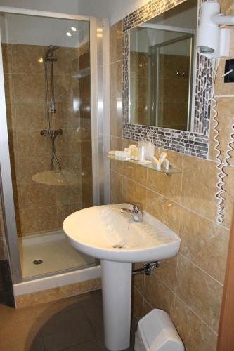 Hotel Centrale Trieste Room Type - Quadruple Room Hotel Centrale Trieste Room Type - Quadruple Room
