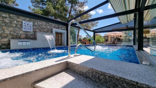 Peldbaseins, Boutique Resort Villa VISTA in Maļinska