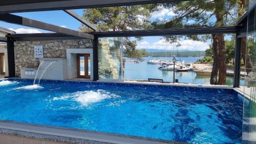 Peldbaseins, Boutique Resort Villa VISTA in Maļinska
