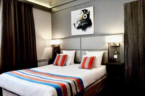 1 queen bed, 2 twin beds