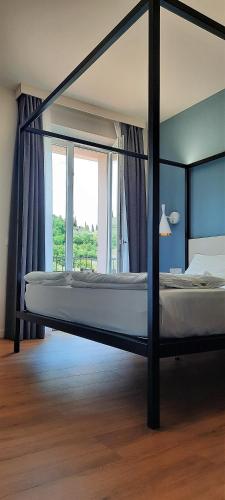 Double Room with Balcony image 10