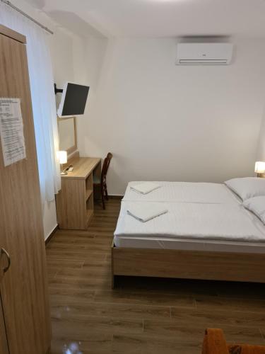 Standard Double Room image 10