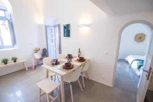 Twin Cave House – Oia, UT