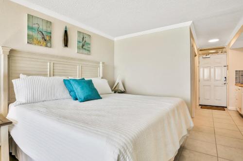 Sunshine & Oceanfront Serenity in Daytona Beach Shores, USA