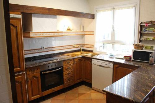 Sagasti-Enea Villa con Piscina y Tenis en la Rioja in Samanjego