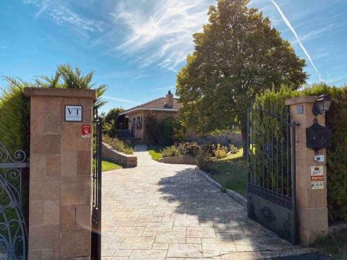 Sagasti-Enea Villa con Piscina y Tenis en la Rioja in Samanjego