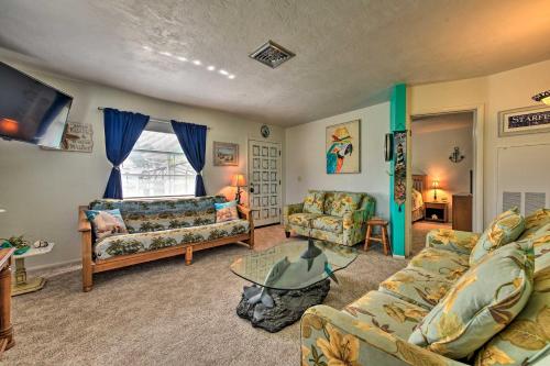 Pet-Friendly Bradenton Home about 3 Mi to Beach!