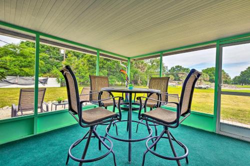 Pet-Friendly Bradenton Home about 3 Mi to Beach!