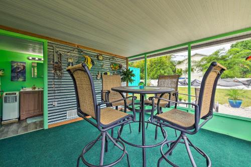 Pet-Friendly Bradenton Home about 3 Mi to Beach!