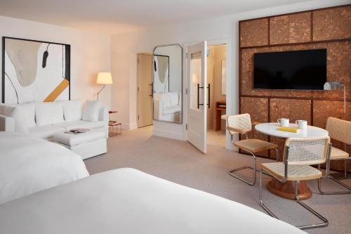 2 queen beds