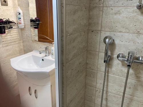 Halkoz Apartment - image 10