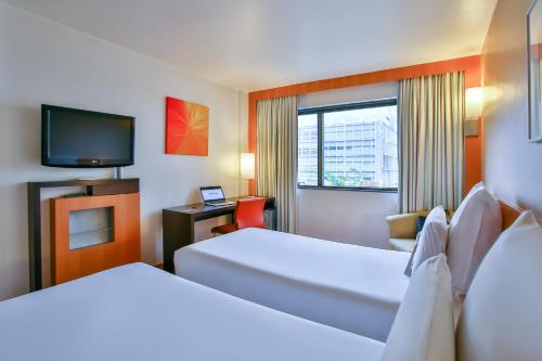 Superior Twin Room image 3