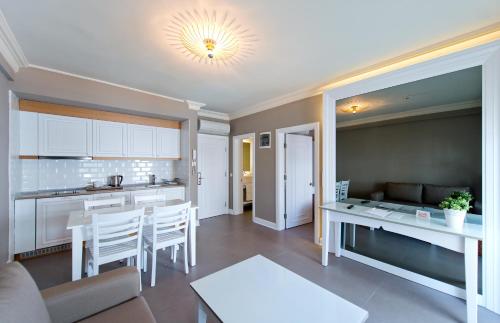 Deluxe Suite with Kitchen - Sea and Pool View