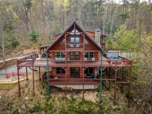 The High Life LONG RANGE VIEWS OF THE BLUE RIDGE MOUNTAINS in Mineral Bluff, USA
