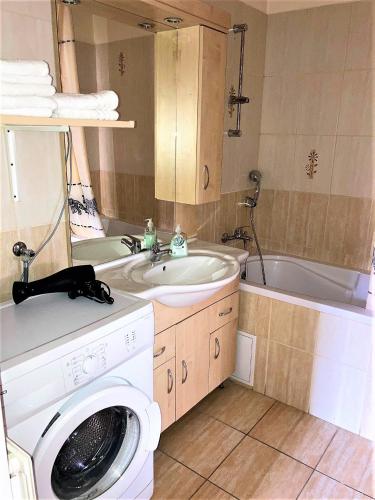 Center One Apartman - image 5