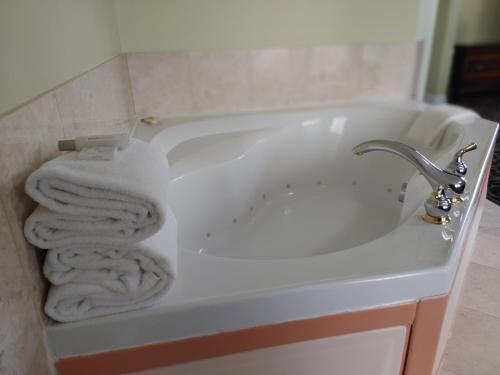 อ่างแช่น้ำร้อน, North Bay Inn in นอร์ท เบย์ (ON)