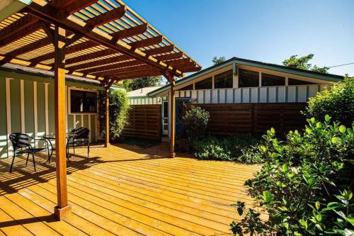 Executive Riverside-Luxury Home & Cottage - Salt Pool & CalderaSpa - image 2