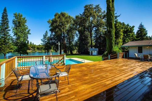 Luxury Riverside Estate - 3BR Home or 1BR Cottage or BOTH - Sleeps 14 - Swim, fish, relax, refresh