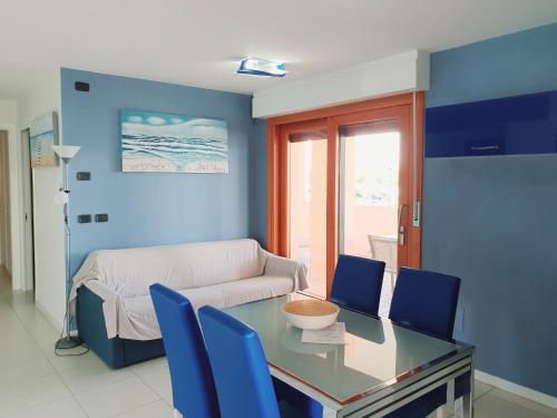 Two-Bedroom Apartment with Lagoon Front View image 10