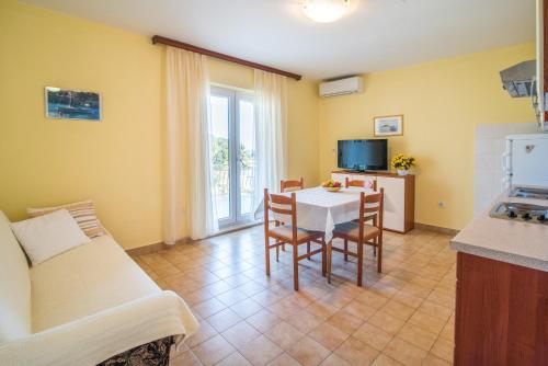 One-Bedroom Apartment image 10