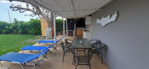 Petrakis Afrathias garden house 5