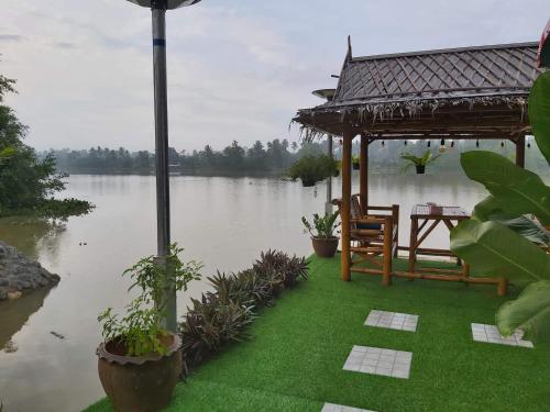 Boathouse marina restaurant and homestay